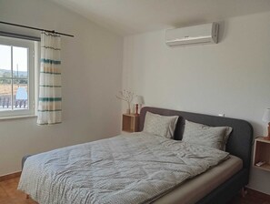 2 bedrooms, travel crib, free WiFi, bed sheets
