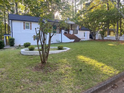 Cozy 1 bedroom lower-level apartment with WiFi and AC in charming Decatur