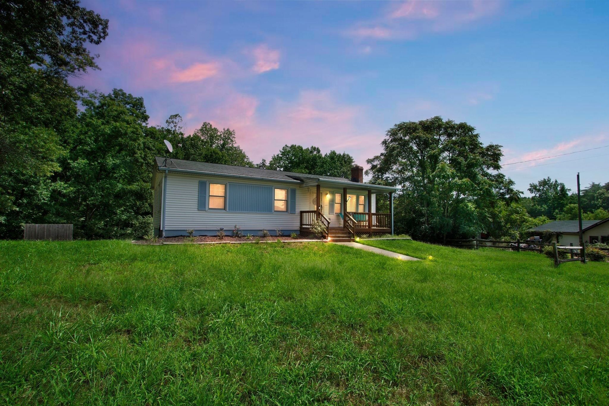 NEW LISTING! Hill House Cottage (3-Bedroom) - Pets Allowed by RedAwning