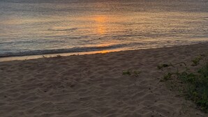 A beach with a sunset over the ocean, sandy shore, and scattered clouds. - Charming cozy condo in marvelous Honolulu with WiFi (Honolulu)