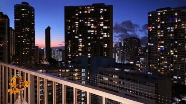 A cityscape at dusk with illuminated buildings. - Charming cozy condo in marvelous Honolulu with WiFi (Honolulu)