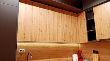 Frigorífico, microondas, horno y placa de cocina