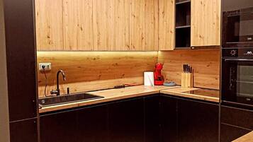 Jääkaappi, mikroaaltouuni, uuni, liesi