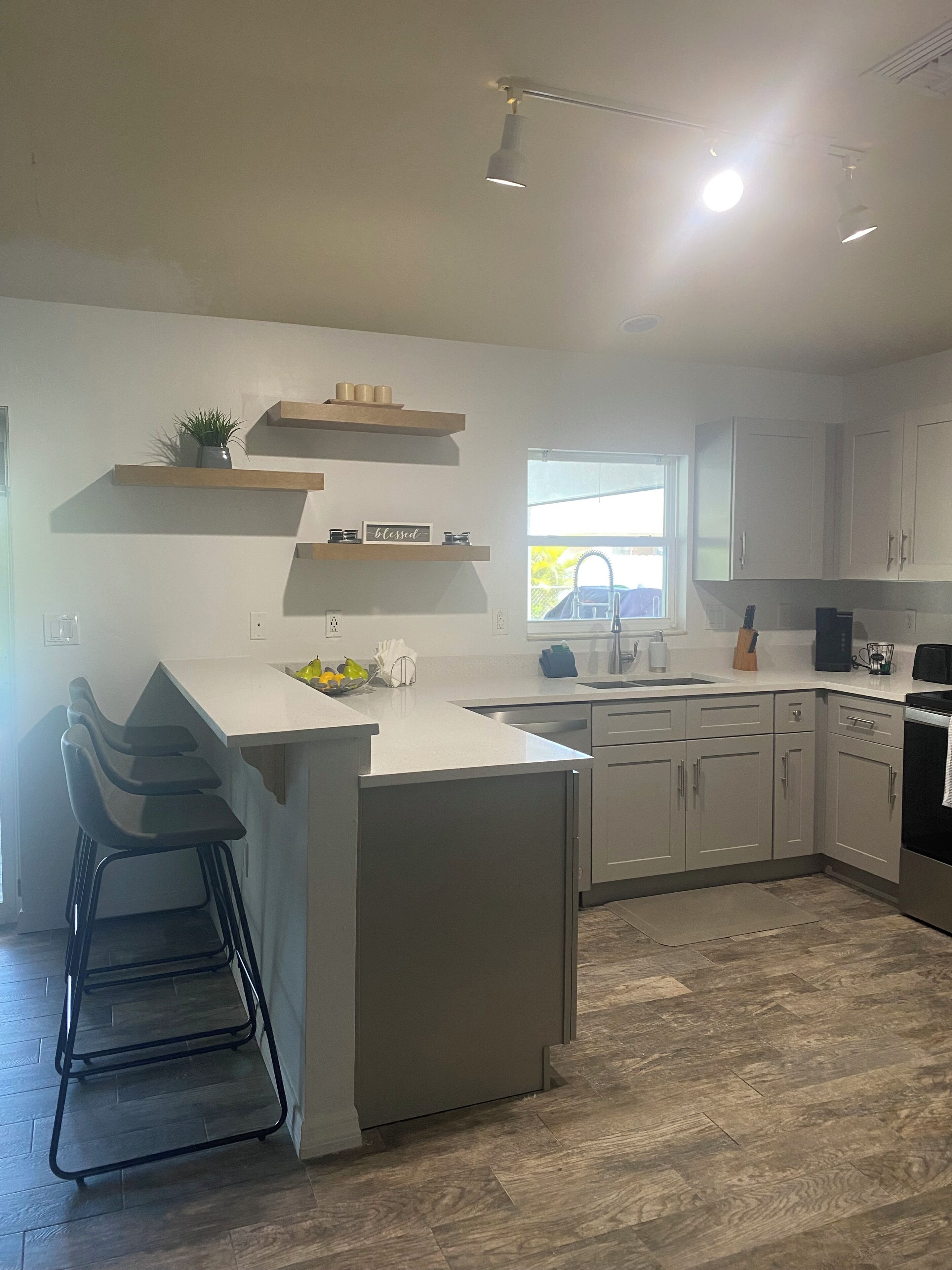 Microondas, horno, placa de cocina y lavavajillas