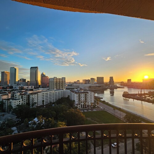Luxury 2-bedroom waterfront condo with parking, in sunny Tampa