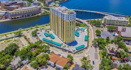 Luxury 2-bedroom waterfront condo with parking, in sunny Tampa
