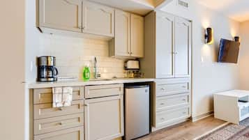 Microwave, dishwasher, coffee/tea maker, toaster