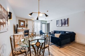 Living area - Lower Level Suite @ Carriage Hills (Shanty Bay)