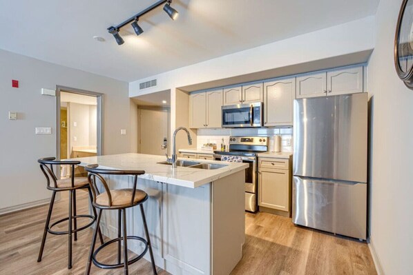 Fridge, microwave, oven, stovetop - Lower Level Suite @ Carriage Hills (Shanty Bay)