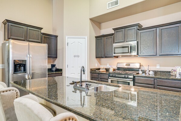 ماكينة لصنع القهوة/الشاي، محمصة خبز، مستلزمات طهي/أطباق/أوعية