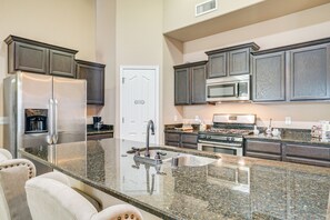 Coffee/tea maker, toaster, cookware/dishes/utensils, dining tables - Santa Teresa Home w/ Patio & Grill! (Santa Teresa)