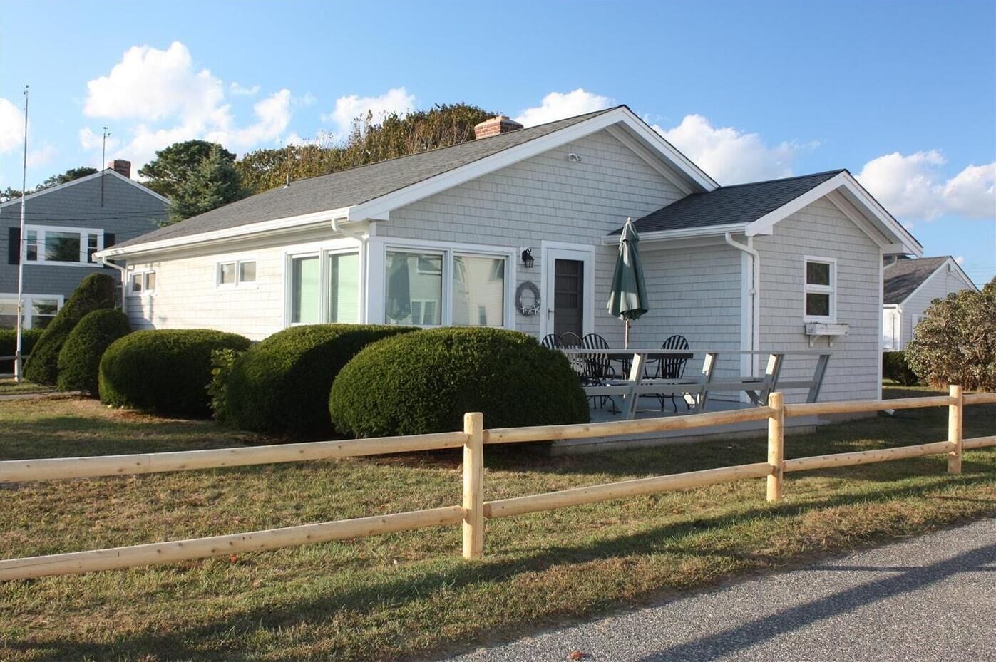 Charming 3-bedroom cottage steps away from Private Beach, AC in fabulous Mashpee