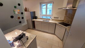 Fridge, microwave, oven, stovetop - Renovated 4.5-room apartment 90m² - quiet location (Wil)