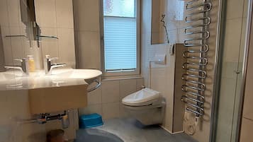 Douche, sèche-cheveux, serviettes fournies, savon