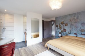 8 habitaciones, escritorio, cuna de viaje y wifi 