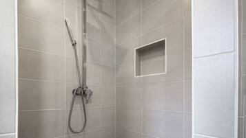 淋浴設備、風筒、提供毛巾、番梘