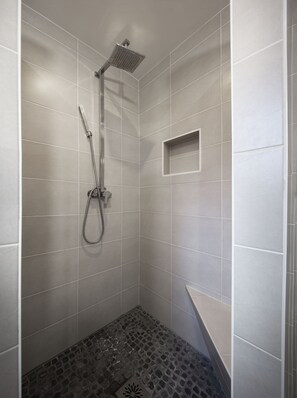 Dusche, Haartrockner, Handtücher, Seife