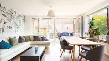 Een televisie en tafelvoetbal