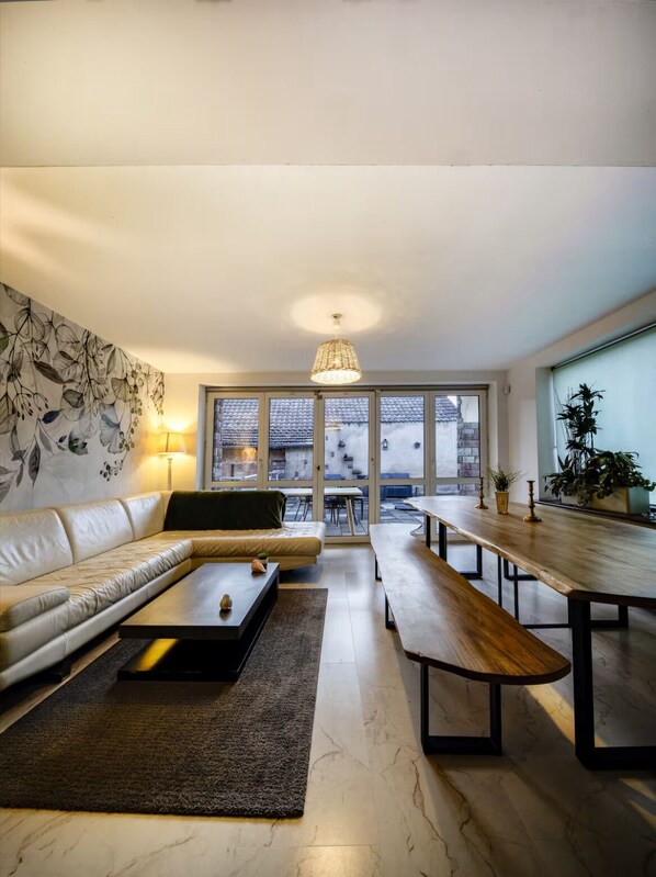 Fernseher, Tischfußball