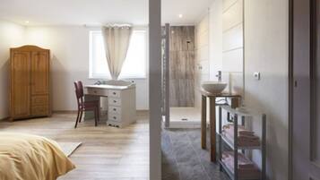 8 bedrooms, desk, travel crib, WiFi