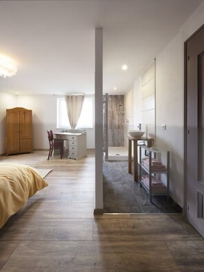 8 Schlafzimmer, Schreibtisch, Reisekinderbett, WLAN