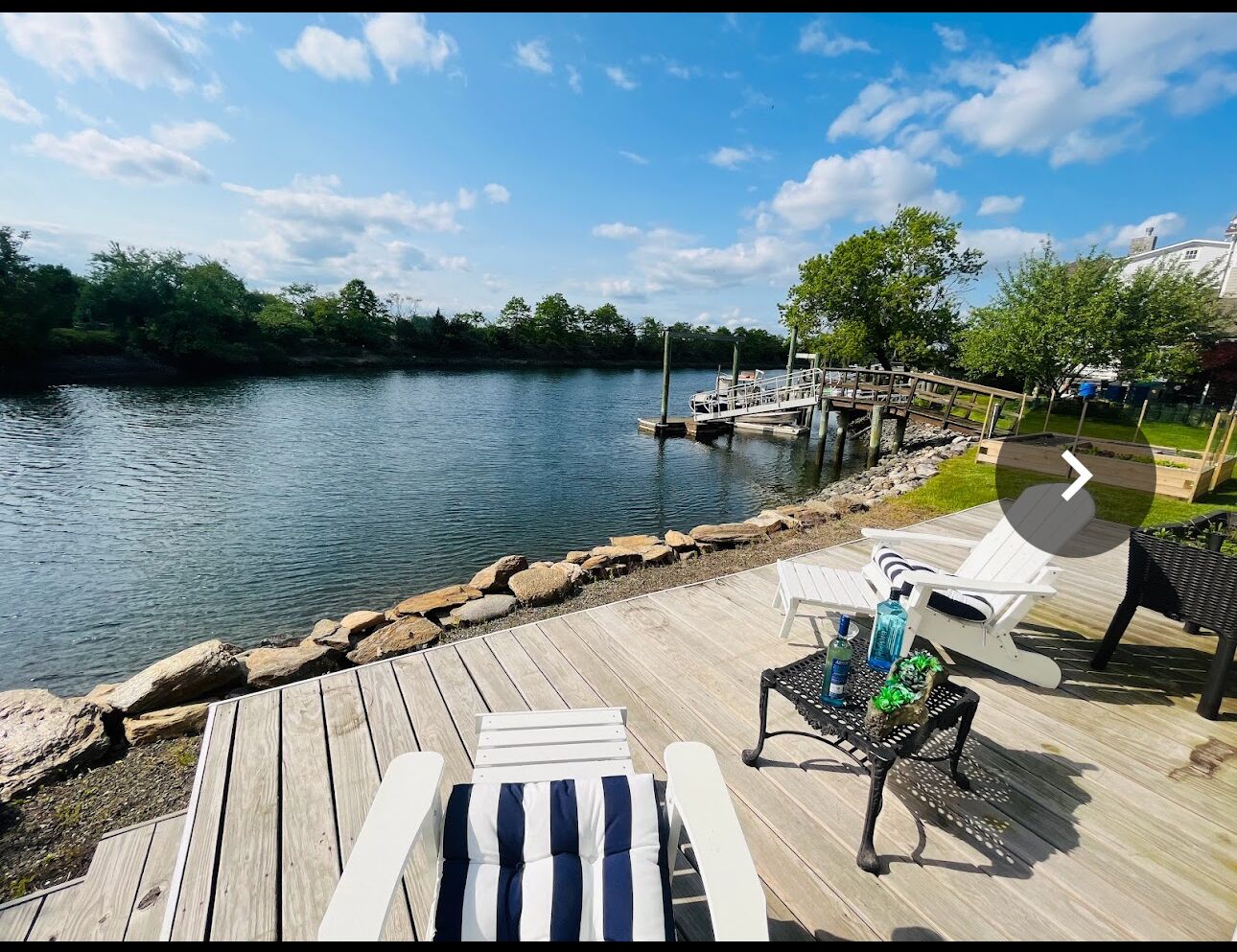Charming 1 bedroom cottage with water view, beach access, WiFi & AC in Fairfield