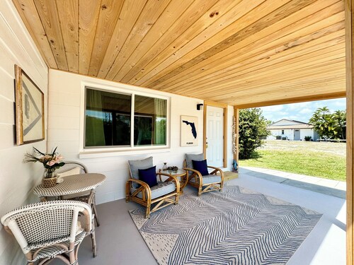 The Bonita Bitty Cottage -2 bed/1 bath waterfront cottage a mile from the beach!