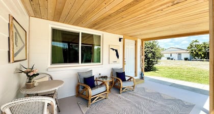 The Bonita Bitty Cottage -2 bed/1 bath waterfront cottage a mile from the beach!