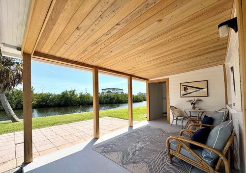 The Bonita Bitty Cottage -2 bed/1 bath waterfront cottage a mile from the beach!