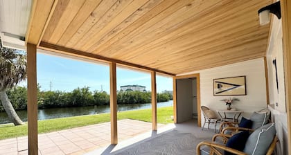 The Bonita Bitty Cottage -2 bed/1 bath waterfront cottage a mile from the beach!