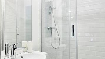 Habitación doble superior, vista a la ciudad | Baño | Regadera, amenidades de baño gratuitas, secadora de cabello, toallas