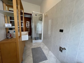 Dusche, Haartrockner, Bidet, Handtücher