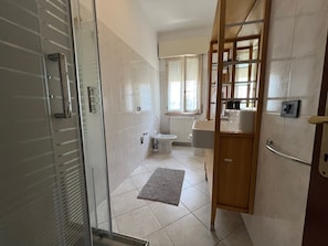 Dusche, Haartrockner, Bidet, Handtücher