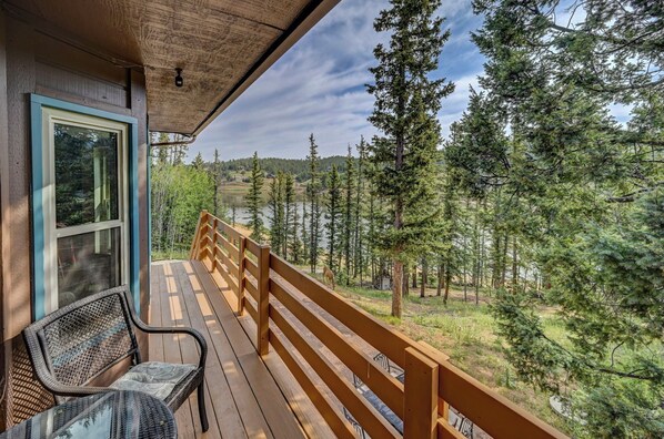 Terrace/patio - 6 Bedroom Cabin w/Galactic Lake View, Hot Tub, WiFi, Family Adventures and MORE! (Divide)