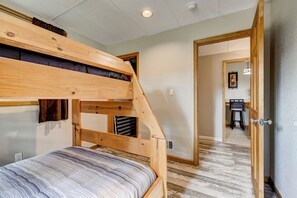 6 bedrooms, iron/ironing board, travel cot, free WiFi