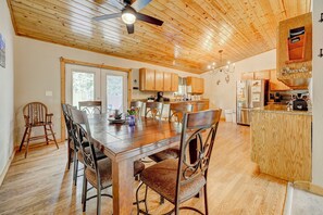 Dining - 6 Bedroom Cabin w/Galactic Lake View, Hot Tub, WiFi, Family Adventures and MORE! (Divide)