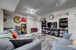 Una Smart TV, una chimenea, un futbolín