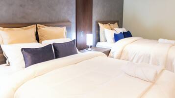 Suite de luxe, vistes a la piscina | 1 dormitori, escriptori i espai de treball apte per a portàtils