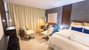 Suite Luxury, vista piscina | Biancheria da letto di alta qualità, una scrivania, postazione laptop