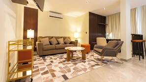 مكتب ومساحة عمل للكمبيوتر المحمول وواي فاي مجانًا وملاءات أسرّة