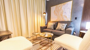 مكتب ومساحة عمل للكمبيوتر المحمول وواي فاي مجانًا وملاءات أسرّة