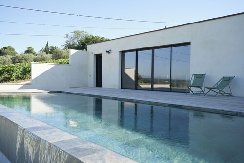 Architect-designed house with panoramic view and infinity pool