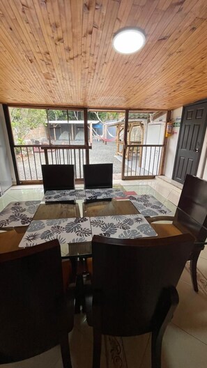 Familiehus | Oppholdsområde | En 32-centimeters smart-TV med kabel-kanaler