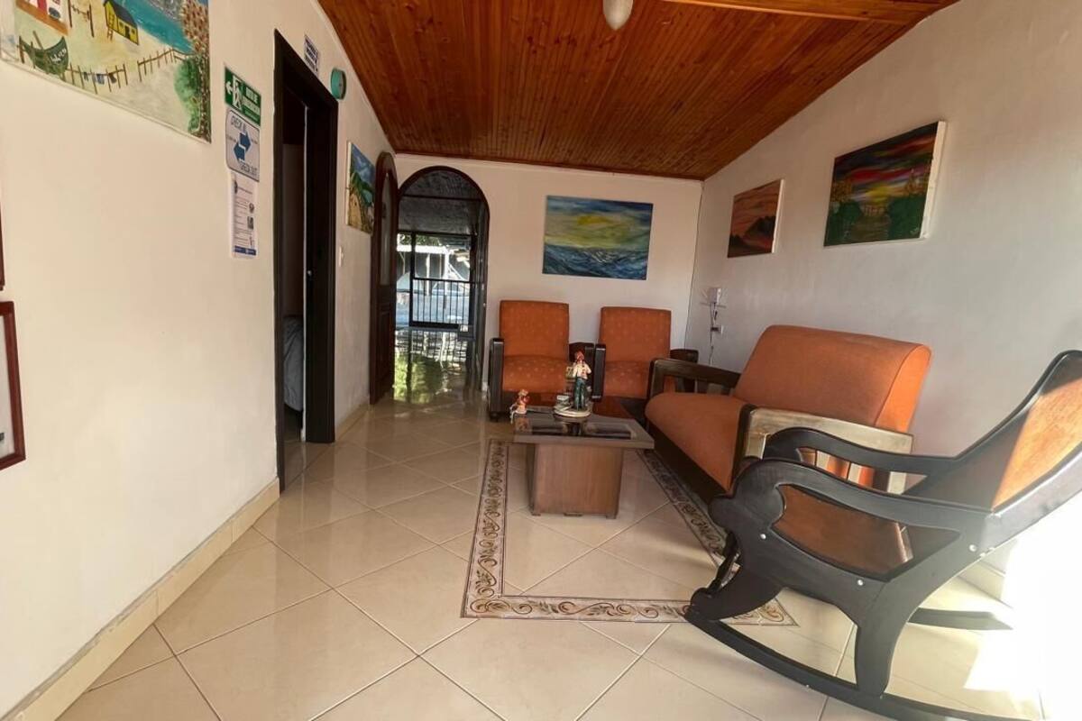 Familienhaus | Wohnbereich | 32-cm-Smart-TV mit Kabelempfang