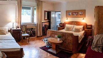 Una scrivania, postazione laptop, tende oscuranti, insonorizzazione