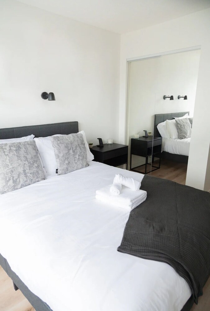 Exclusive & Stylish Downtown Apartment W/ Pool, Hot Tub, Sauna