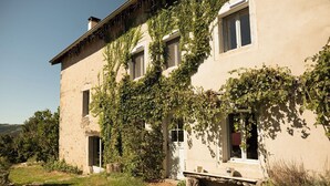 A rustic building with ivy-covered walls, a stone pathway, and a bench outside. - L'Ange : Entre monts et vallées House with billiard table and fiber optics (Retournac)