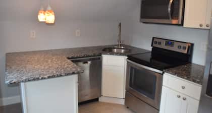 Convenient 2-bedroom apartment in Glens Falls with WiFi