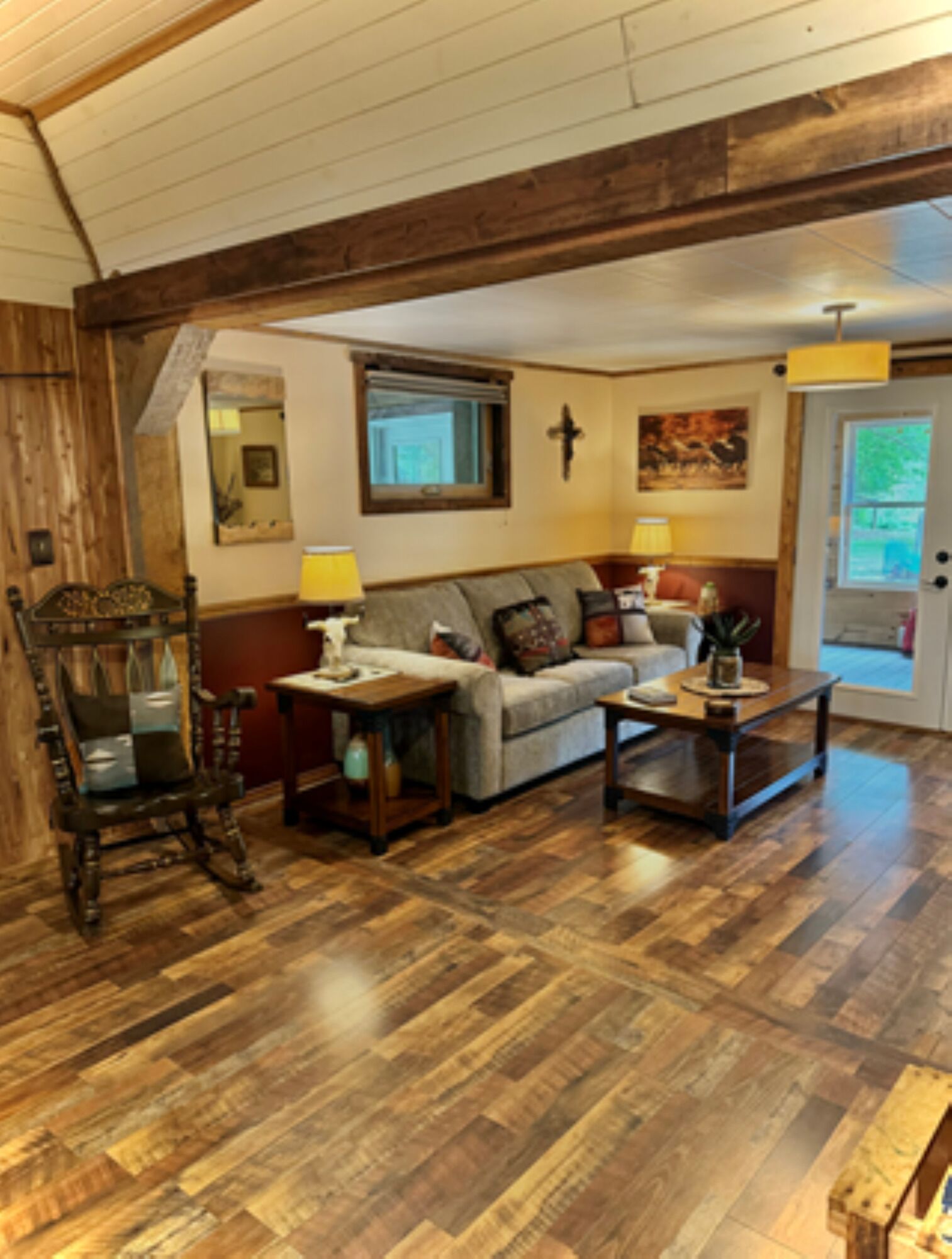 Télévision, cheminée, lecteur de DVD, livres