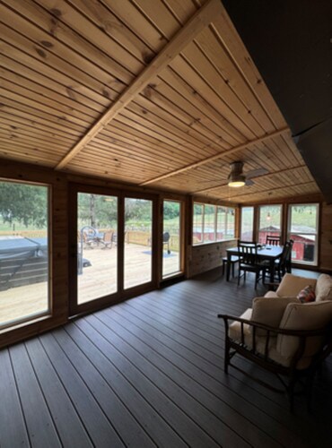 Timberline Cabins - Peaceful Pines Lodge, WiFi, Pets, Stalls, Hot Tub